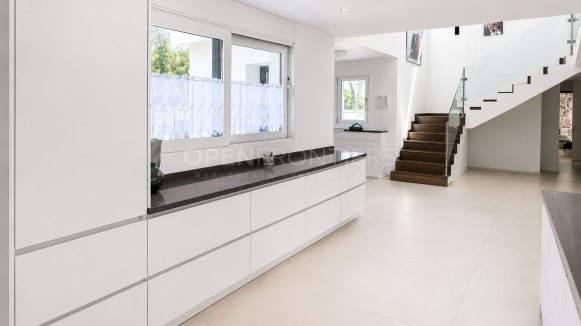 Renovated Villa with Pool in Kings & Queens, Sotogrande