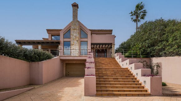 Villa with Panoramic Sea Views in Alcaidesa Alta