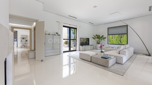 Contemporary Villa with Guest House in Sotogrande Alto