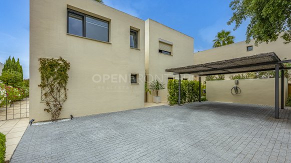 Contemporary Villa with Guest House in Sotogrande Alto