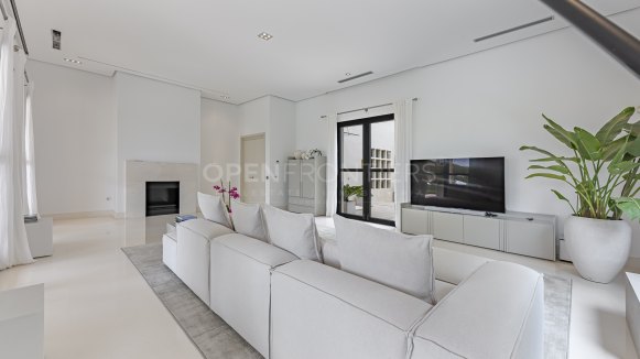 Contemporary Villa with Guest House in Sotogrande Alto