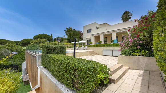 Contemporary Villa with Guest House in Sotogrande Alto