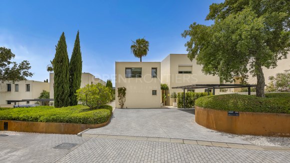 Contemporary Villa with Guest House in Sotogrande Alto