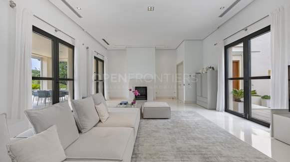 Contemporary Villa with Guest House in Sotogrande Alto