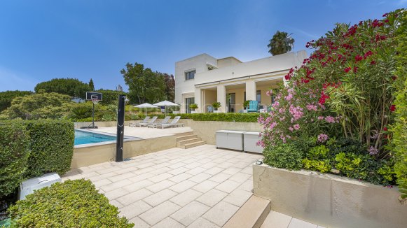 Contemporary Villa with Guest House in Sotogrande Alto