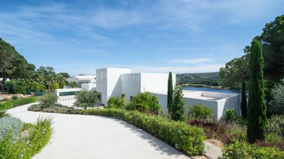 Modern Frontline Golf Villa with Lake Views in Sotogrande Alto