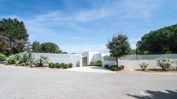 Modern Frontline Golf Villa with Lake Views in Sotogrande Alto