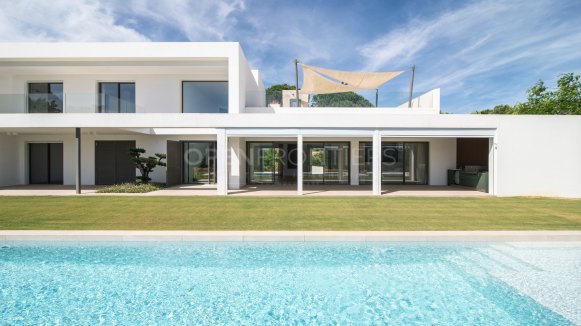 Modern Frontline Golf Villa with Lake Views in Sotogrande Alto