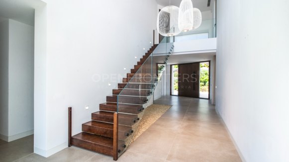 Modern Frontline Golf Villa with Lake Views in Sotogrande Alto