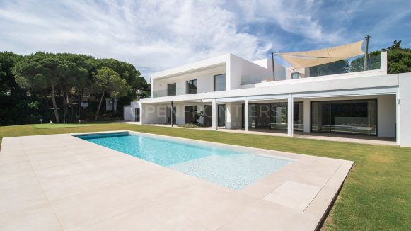 Modern Frontline Golf Villa with Lake Views in Sotogrande Alto