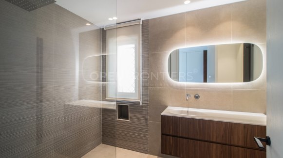 Modern Frontline Golf Villa with Lake Views in Sotogrande Alto