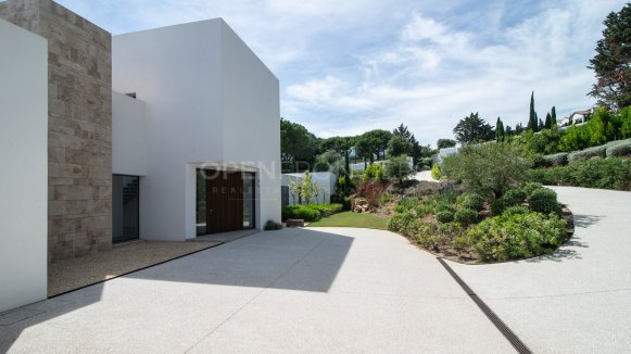 Modern Frontline Golf Villa with Lake Views in Sotogrande Alto