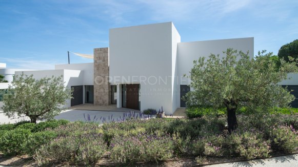 Modern Frontline Golf Villa with Lake Views in Sotogrande Alto