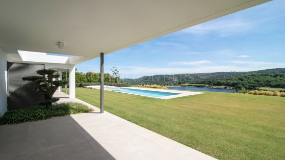 Modern Frontline Golf Villa with Lake Views in Sotogrande Alto