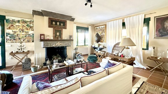 Recently Renovated Villa with Panoramic Views and Private Pool in Sotogrande Costa