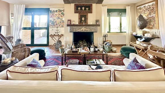 Recently Renovated Villa with Panoramic Views and Private Pool in Sotogrande Costa