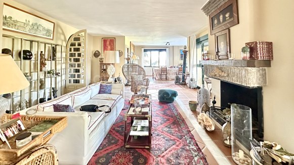 Recently Renovated Villa with Panoramic Views and Private Pool in Sotogrande Costa