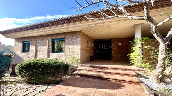 Recently Renovated Villa with Panoramic Views and Private Pool in Sotogrande Costa