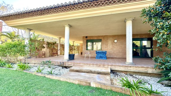 Recently Renovated Villa with Panoramic Views and Private Pool in Sotogrande Costa