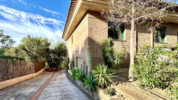 Recently Renovated Villa with Panoramic Views and Private Pool in Sotogrande Costa