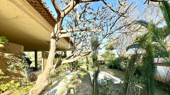 Recently Renovated Villa with Panoramic Views and Private Pool in Sotogrande Costa