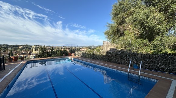 Recently Renovated Villa with Panoramic Views and Private Pool in Sotogrande Costa