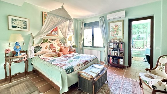 Recently Renovated Villa with Panoramic Views and Private Pool in Sotogrande Costa