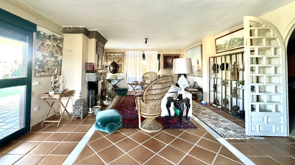 Recently Renovated Villa with Panoramic Views and Private Pool in Sotogrande Costa