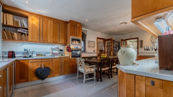 Ruime familievilla met 6 slaapkamers in Zone B, Sotogrande