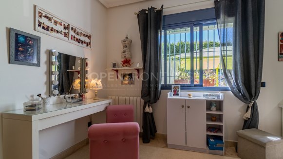 Ruime familievilla met 6 slaapkamers in Zone B, Sotogrande