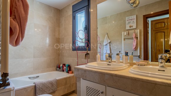 Ruime familievilla met 6 slaapkamers in Zone B, Sotogrande
