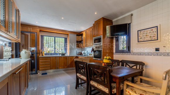 Ruime familievilla met 6 slaapkamers in Zone B, Sotogrande
