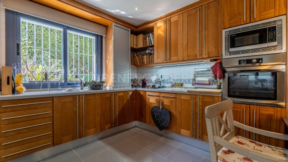 Ruime familievilla met 6 slaapkamers in Zone B, Sotogrande