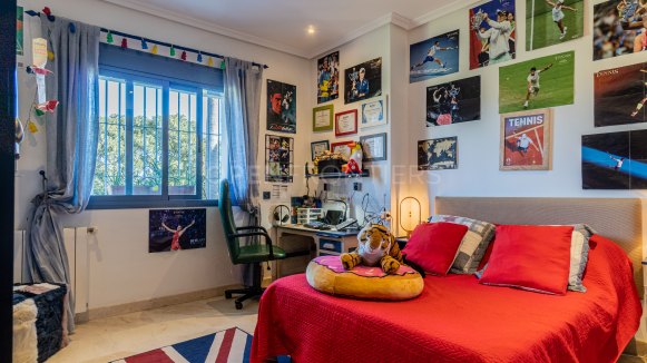 Ruime familievilla met 6 slaapkamers in Zone B, Sotogrande
