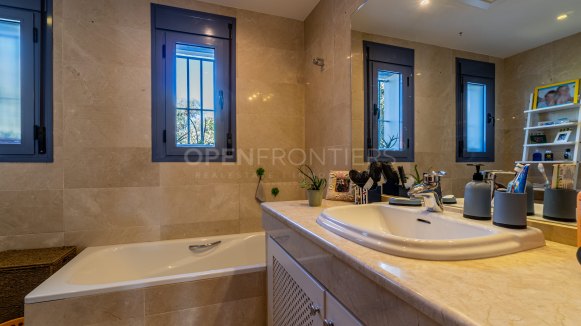 Ruime familievilla met 6 slaapkamers in Zone B, Sotogrande