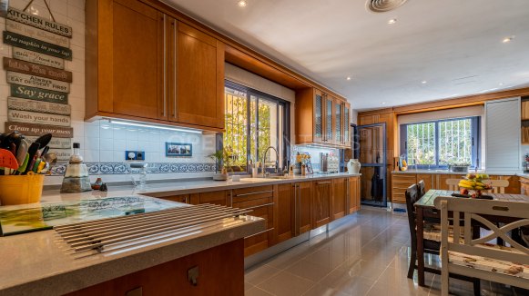 Ruime familievilla met 6 slaapkamers in Zone B, Sotogrande