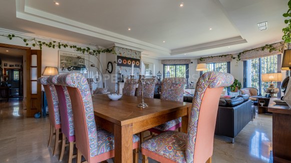 Ruime familievilla met 6 slaapkamers in Zone B, Sotogrande