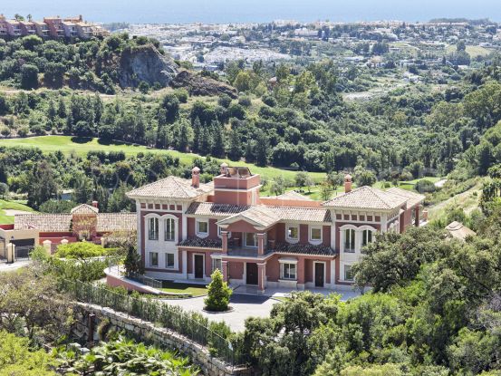 Villa for sale in Los Arqueros with 9 bedrooms | Amrein Fischer