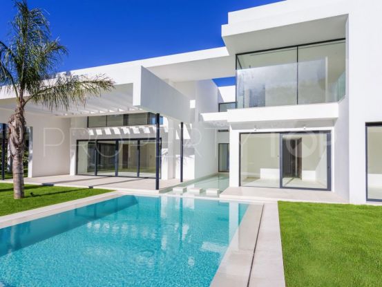 Comprar villa de 4 dormitorios en Casasola, Estepona | Cleox Inversiones