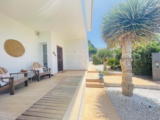 Wonderful opportunity for a fully furnished contemporary villa in Nova Santa Ponsa with extras and shares in the Santa Ponsa Golf Clubs!