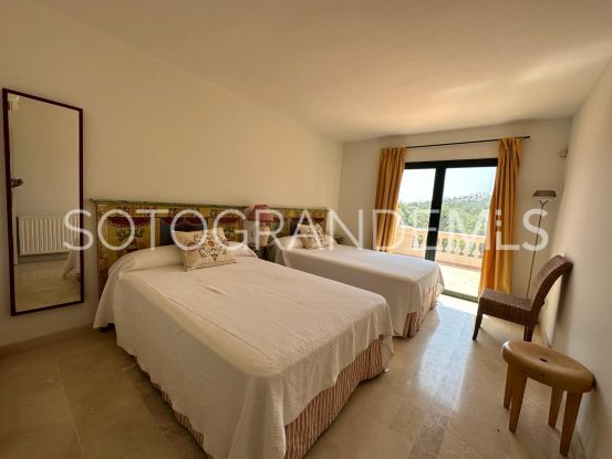 Villa pareada a la venta con 5 dormitorios en Sotogolf, Sotogrande Alto | Sotobeach Real Estate