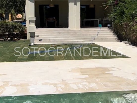 Villa pareada a la venta con 5 dormitorios en Sotogolf, Sotogrande Alto | Sotobeach Real Estate