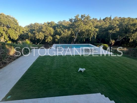Villa pareada a la venta con 5 dormitorios en Sotogolf, Sotogrande Alto | Sotobeach Real Estate