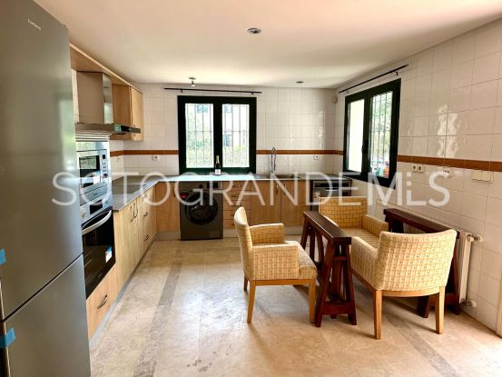 Villa pareada a la venta con 5 dormitorios en Sotogolf, Sotogrande Alto | Sotobeach Real Estate