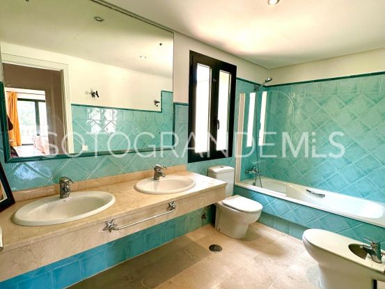 Villa pareada a la venta con 5 dormitorios en Sotogolf, Sotogrande Alto | Sotobeach Real Estate