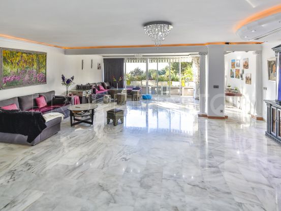 Apartamento planta baja en venta en Rio Real, Marbella Este | Kristina Szekely International Realty