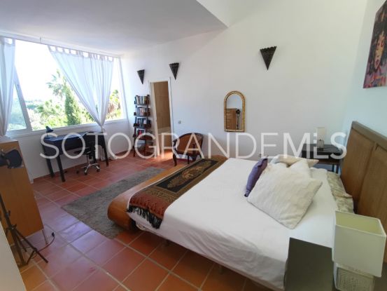 Zona F 5 bedrooms villa for sale | Kristina Szekely International Realty