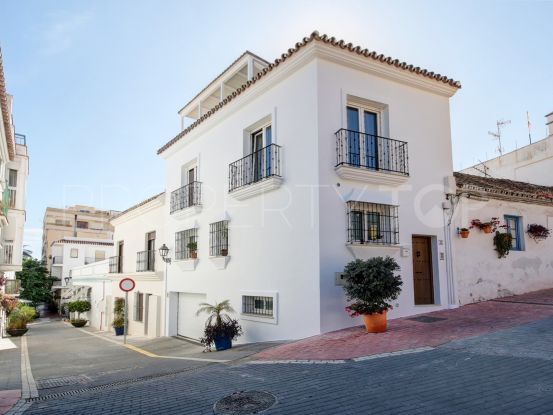 Townhouse for sale in the old town of Estepona with private garage and solarium with sea views