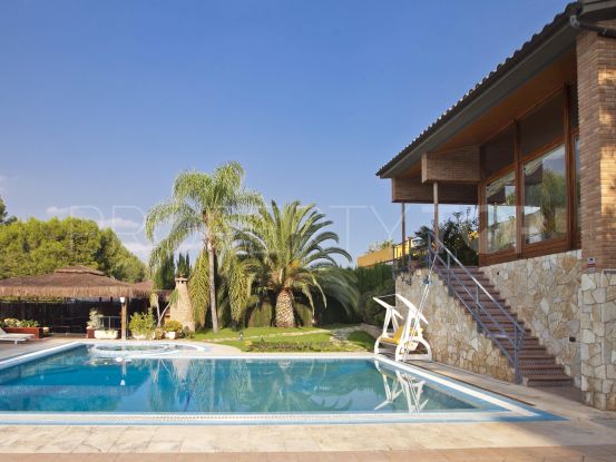 Villa with a pool and wine cellar in Santa Apolonia residential complex, Valencia.