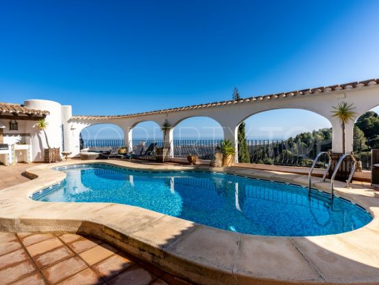 Villa mediterránea con piscina en venta en Monte Pego.